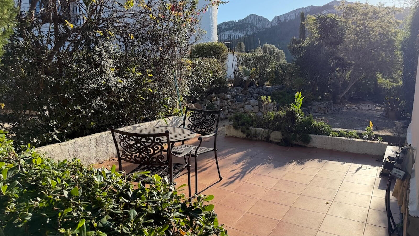 Pequeño patio privado para disfrutar de tranquilas mañanas de café