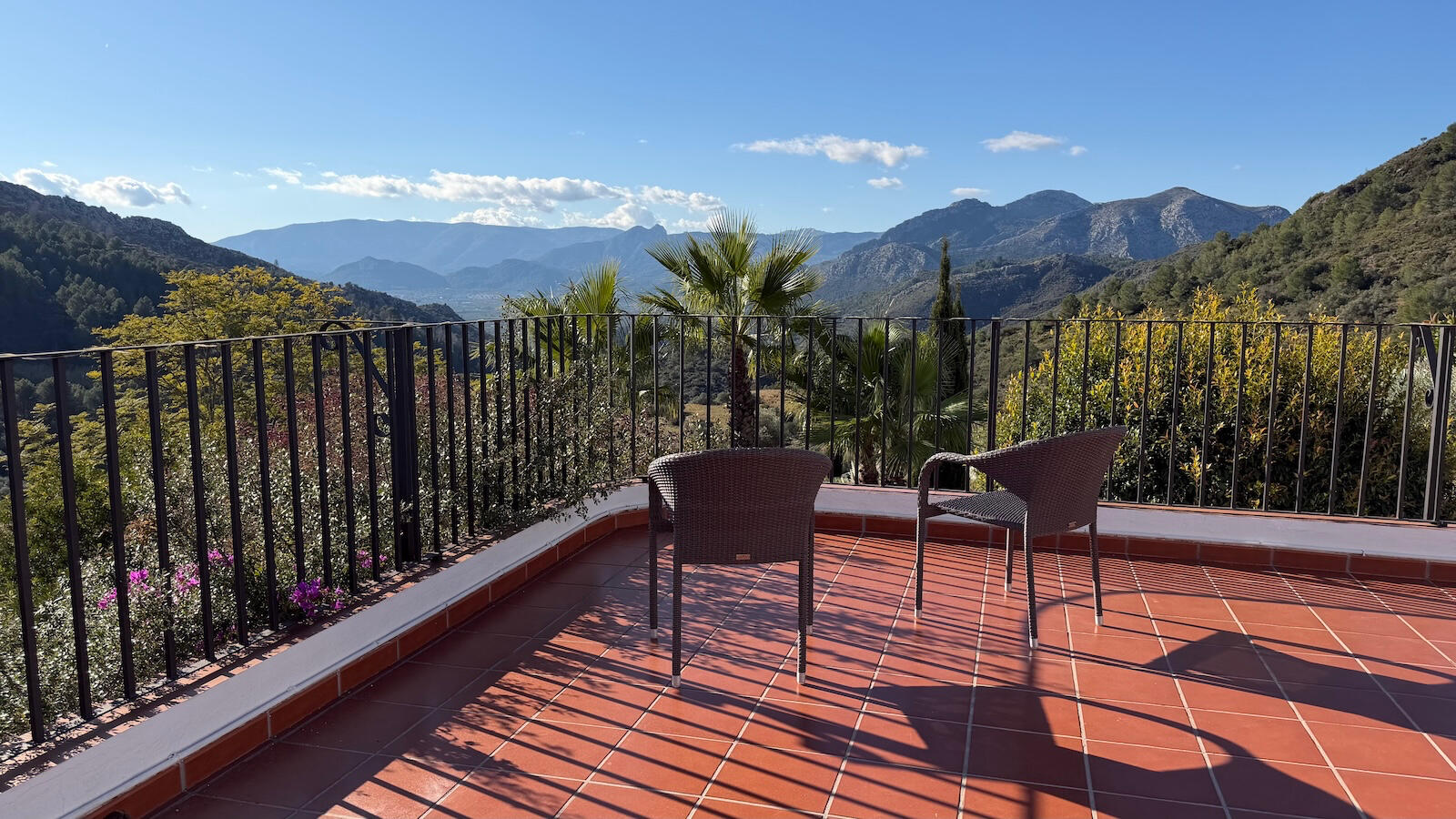 Terraza con vistas espectaculares al valle, perfecta para relajarse con una copa de vino y disfrutar de las noches mediterráneas Terraza con vistas espectaculares al valle, perfecta para relajarse con una copa de vino y disfrutar de las noches mediterráneas