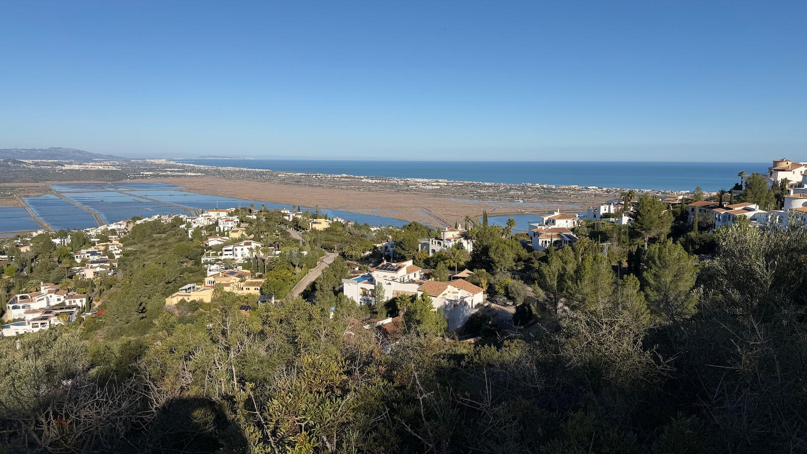 A pocos minutos a pie de la casa se encuentran espectaculares vistas al mar y al parque natural y los arrozales de El Marjal A pocos minutos a pie de la casa se encuentran espectaculares vistas al mar y al parque natural y los arrozales de El Marjal