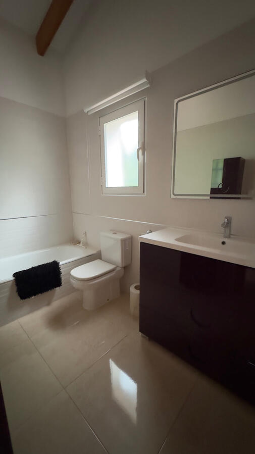 Baño en suite con bañera y ducha de mano Baño en suite con bañera y ducha de mano