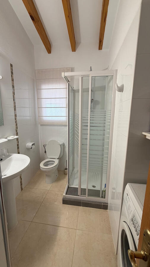 Baño de invitados con lavadora Baño de invitados con lavadora