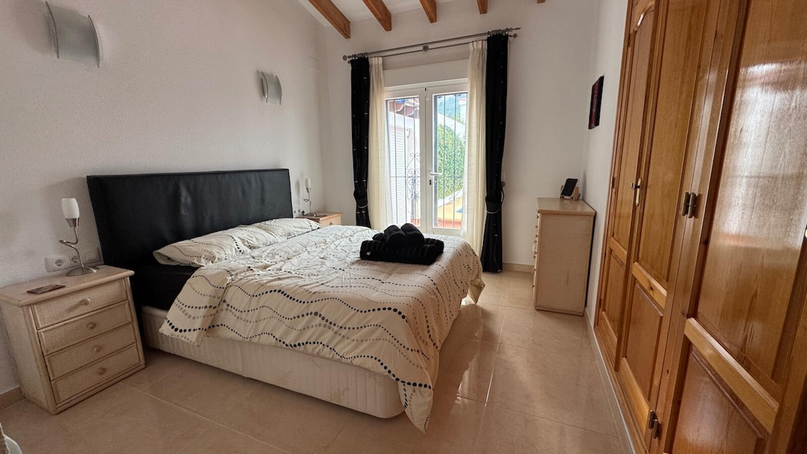 Dormitorio principal con acceso directo a la terraza y armario empotrado