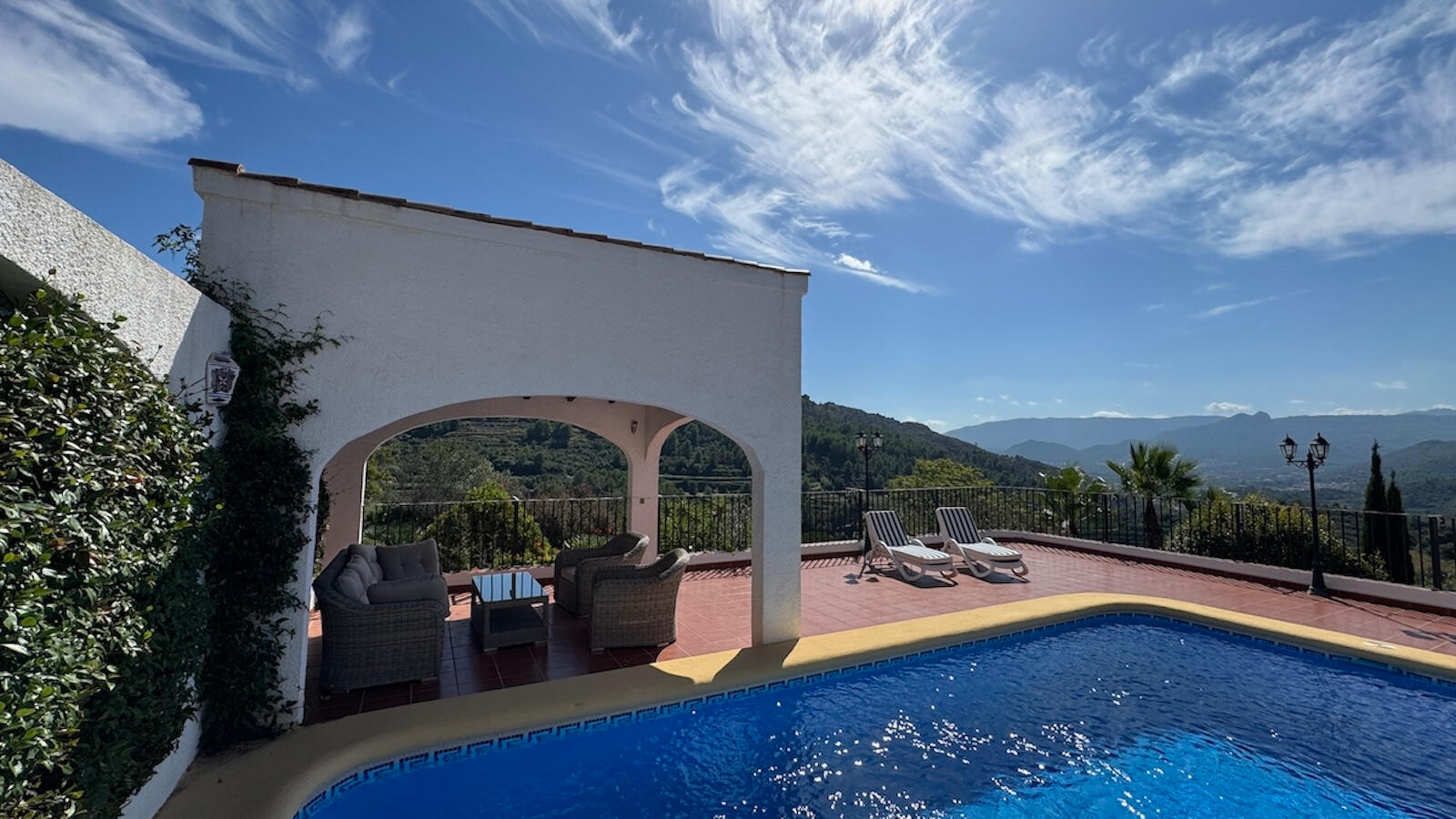 Terraza y piscina con vistas del valle Terraza y piscina con vistas del valle