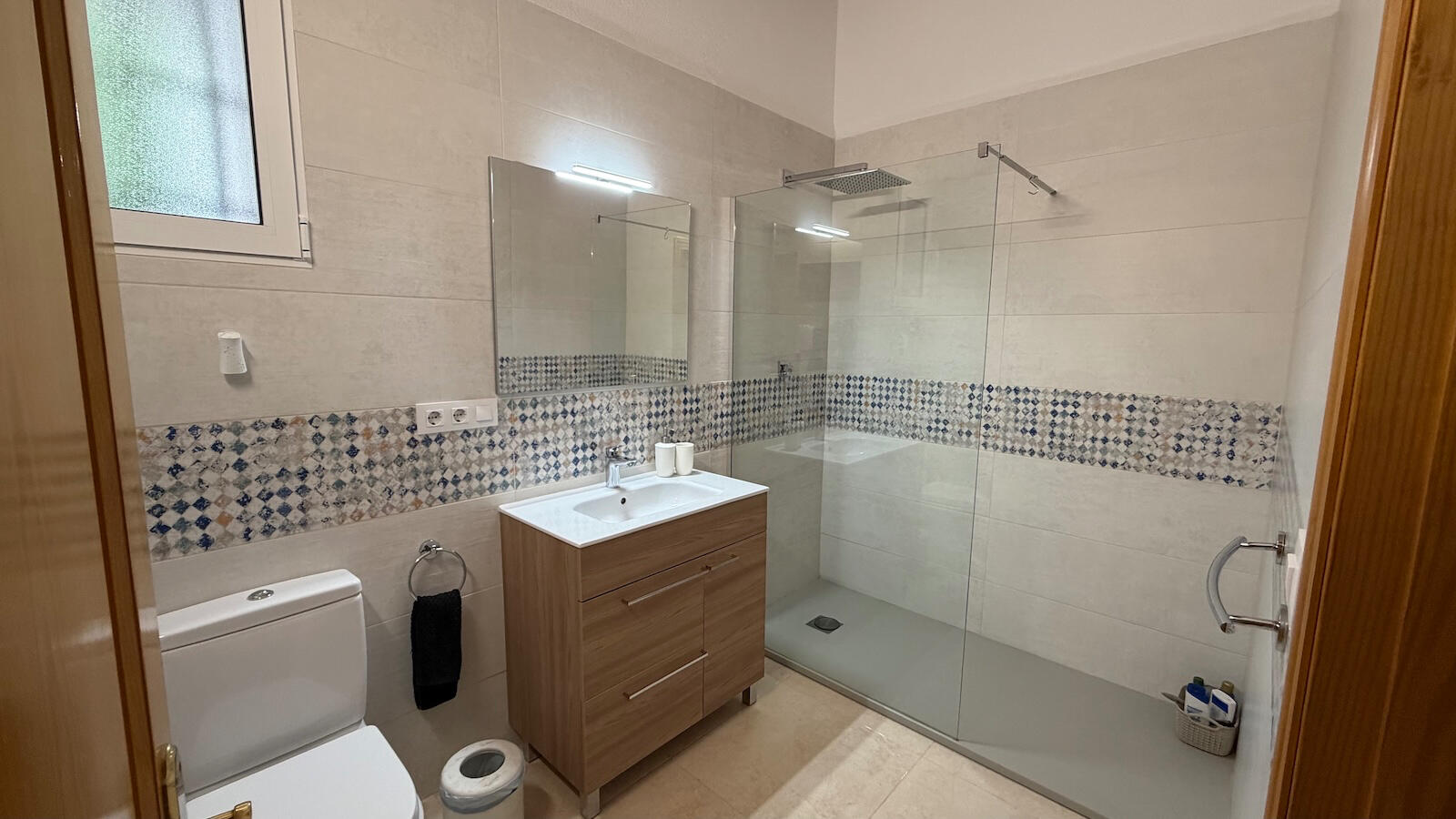 Segundo baño con ducha a ras de suelo