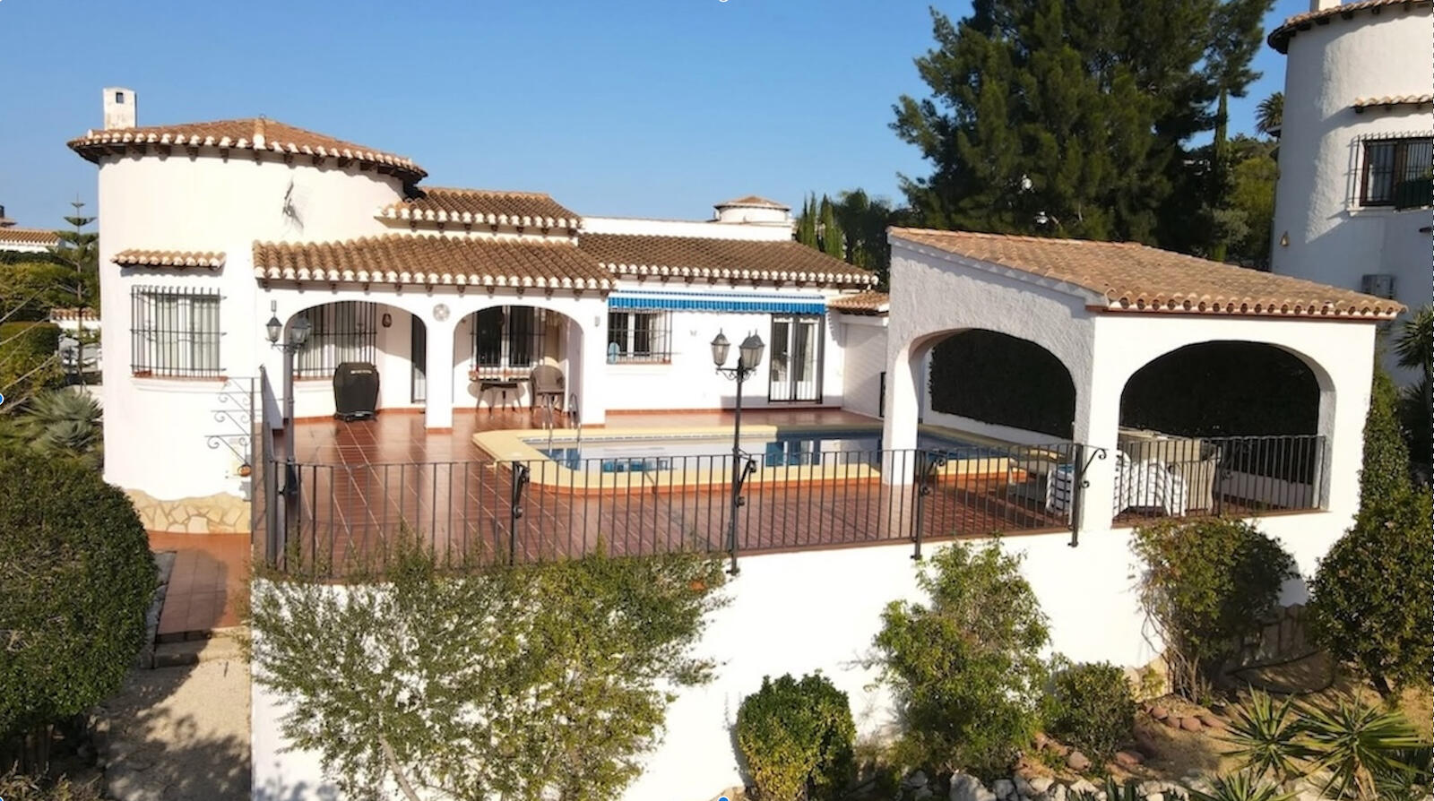 Casa, piscina y terraza, vista desde el jardín